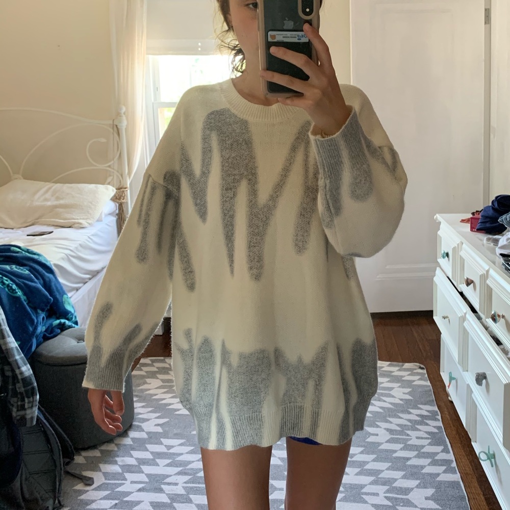 Verge girl along the sidewalk knit